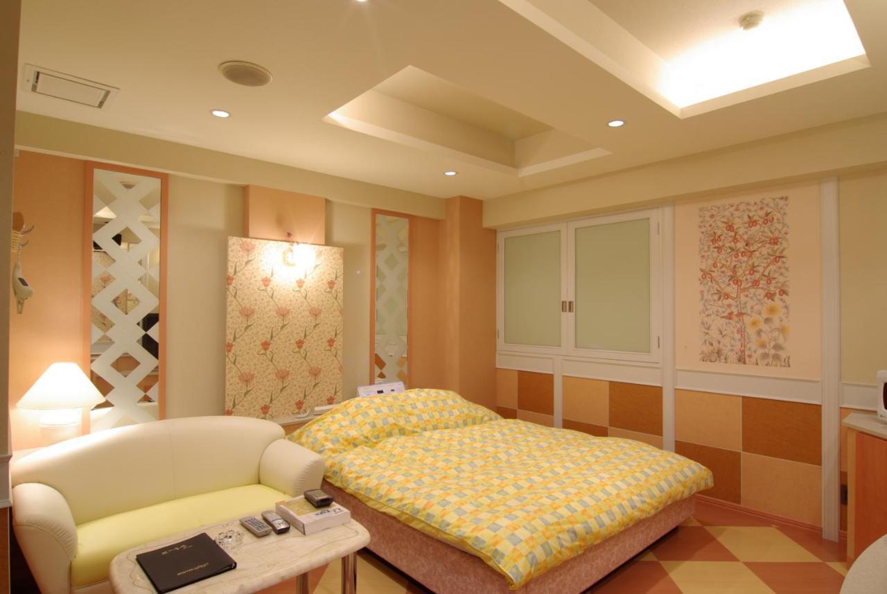 Отель Shonan Sirene (Adults Only) Хирацука Экстерьер фото